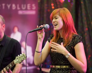 Irina Kühn ist Sängerin bei PARTYBLUES