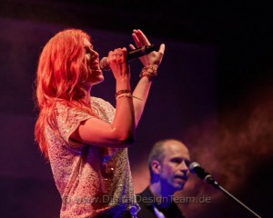Irina Kühn ist Sängerin, Songwriterin und Musikerin aus Stuttgart.