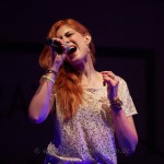 Sängerin Irina Kühn singt live in verschiedenen Bands