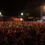 Sängerin Irina Kühn beim Lichterfest auf der 107.7 Bühne