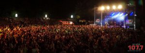 Sängerin Irina Kühn beim Lichterfest auf der 107.7 Bühne