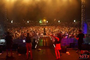 Sängerin Irina Kühn beim Lichterfest auf der 107.7 Bühne