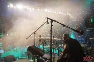 Sängerin Irina Kühn beim Lichterfest auf der 107.7 Bühne