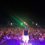 Sängerin Irina Kühn beim Lichterfest auf der 107.7 Bühne