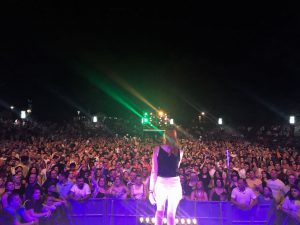 Sängerin Irina Kühn beim Lichterfest auf der 107.7 Bühne