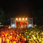 Sängerin Irina Kühn beim Lichterfest auf der 107.7 Bühne