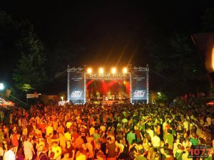 Sängerin Irina Kühn beim Lichterfest auf der 107.7 Bühne
