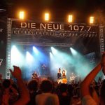 Sängerin Irina Kühn beim Lichterfest auf der 107.7 Bühne