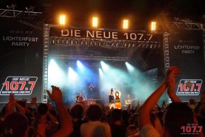 Sängerin Irina Kühn beim Lichterfest auf der 107.7 Bühne
