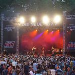 Sängerin Irina Kühn beim Lichterfest auf der 107.7 Bühne