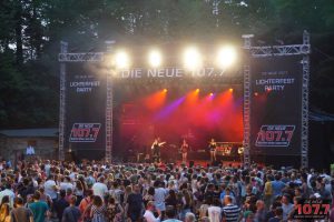 Sängerin Irina Kühn beim Lichterfest auf der 107.7 Bühne