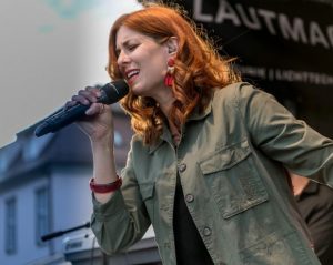 Irina Kühn singt live on stage in Ludwigsburg // © Werner Ottens