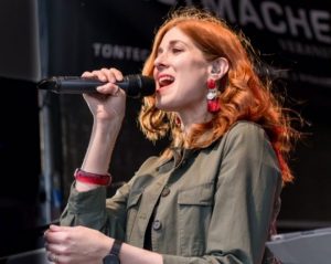 Irina Kühn singt live on stage in Ludwigsburg // © Werner Ottens