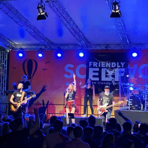Sängerin Irina Kühn live mit der Coverband Friendly Elf
