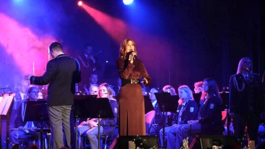 Irina Kühn singt "Never Enough" mit Orchester