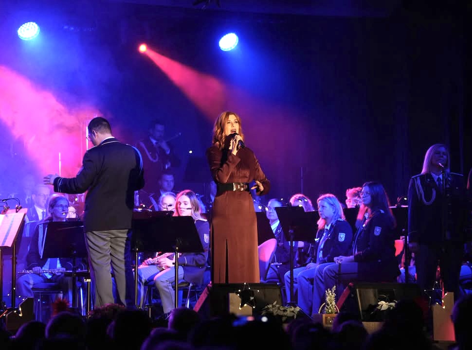 Irina Kühn singt "Never Enough" mit Orchester