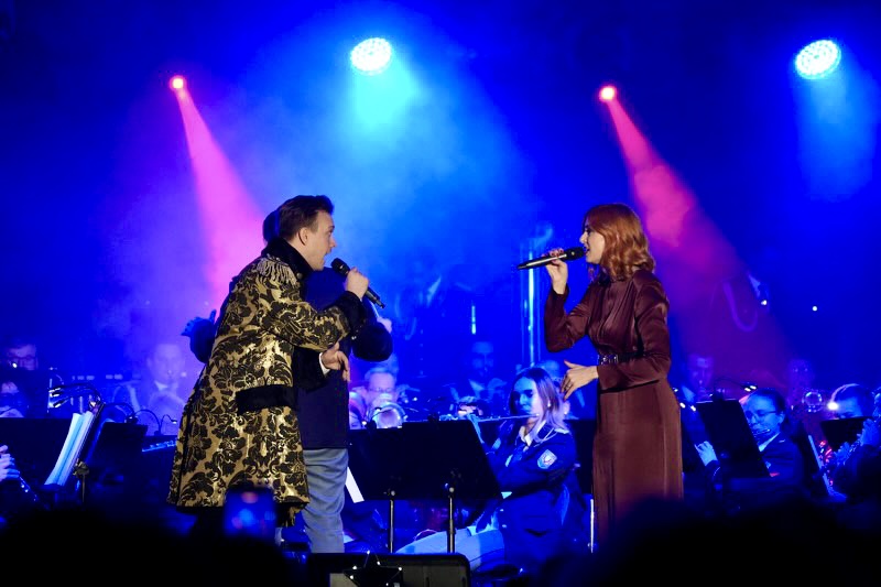 Irina Kühn singt "A Million Dreams" mit Orchester