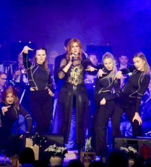 Irina Kühn singt ein Lady Gaga Medley mit Orchester und Tänzerinnen